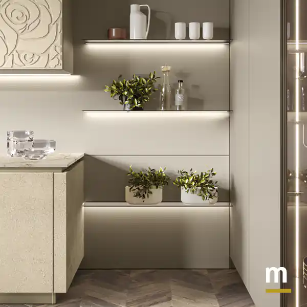 Boiserie con mensole in vetro