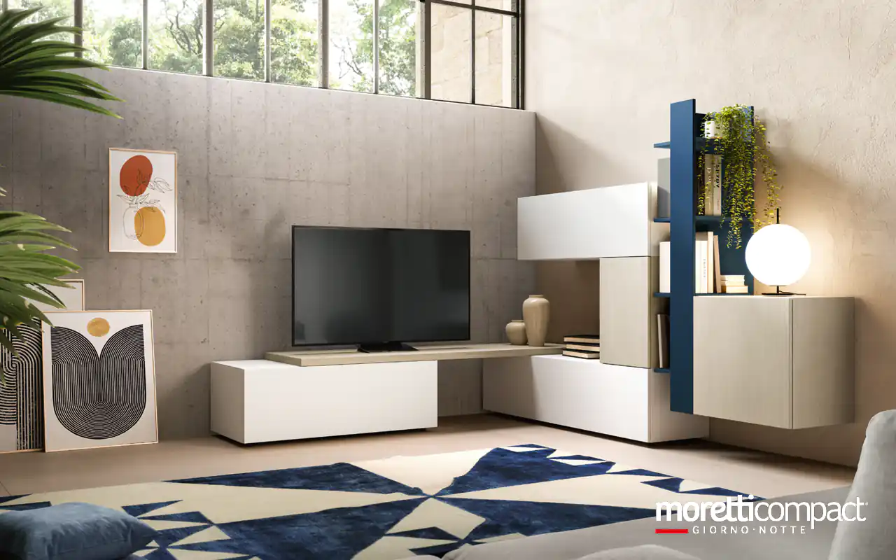 Living ad angolo con elemento a giorno blu oltremare