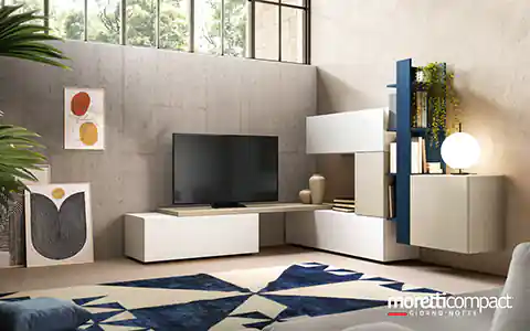Living ad angolo con elemento a giorno blu oltremare