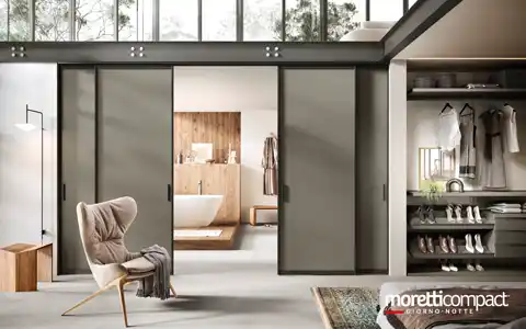 Portale ad ante laccate con binari a soffitto