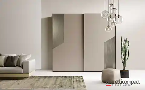 Armadio scorrevole con inserti in laccato metallizzato
