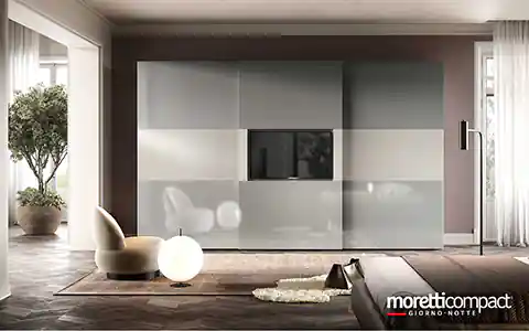 Armadio scorrevole a tre ante e monitor TV
