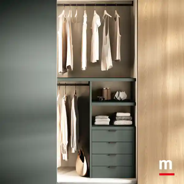 Interno armadio con elementi laccati