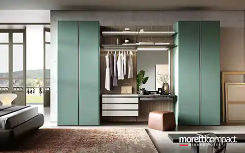 Armadio con ante battenti e moduli cabina armadio