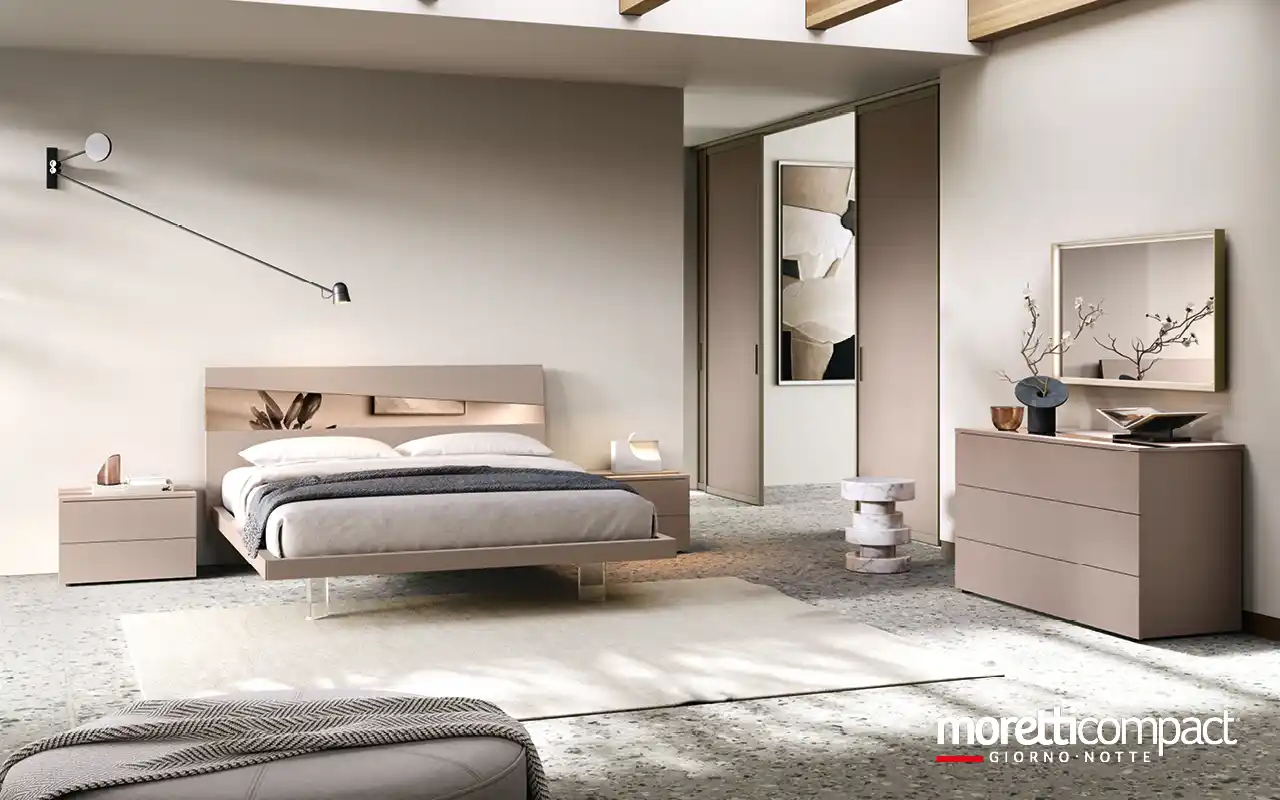 Camera con gruppo Argo e letto con inserto specchio