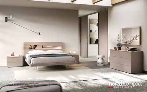 Camera con gruppo Argo e letto con inserto specchio